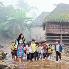 CÔ GIÁO VỀ BẢN