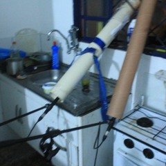 Águas jorram de canos, os canos vertem água