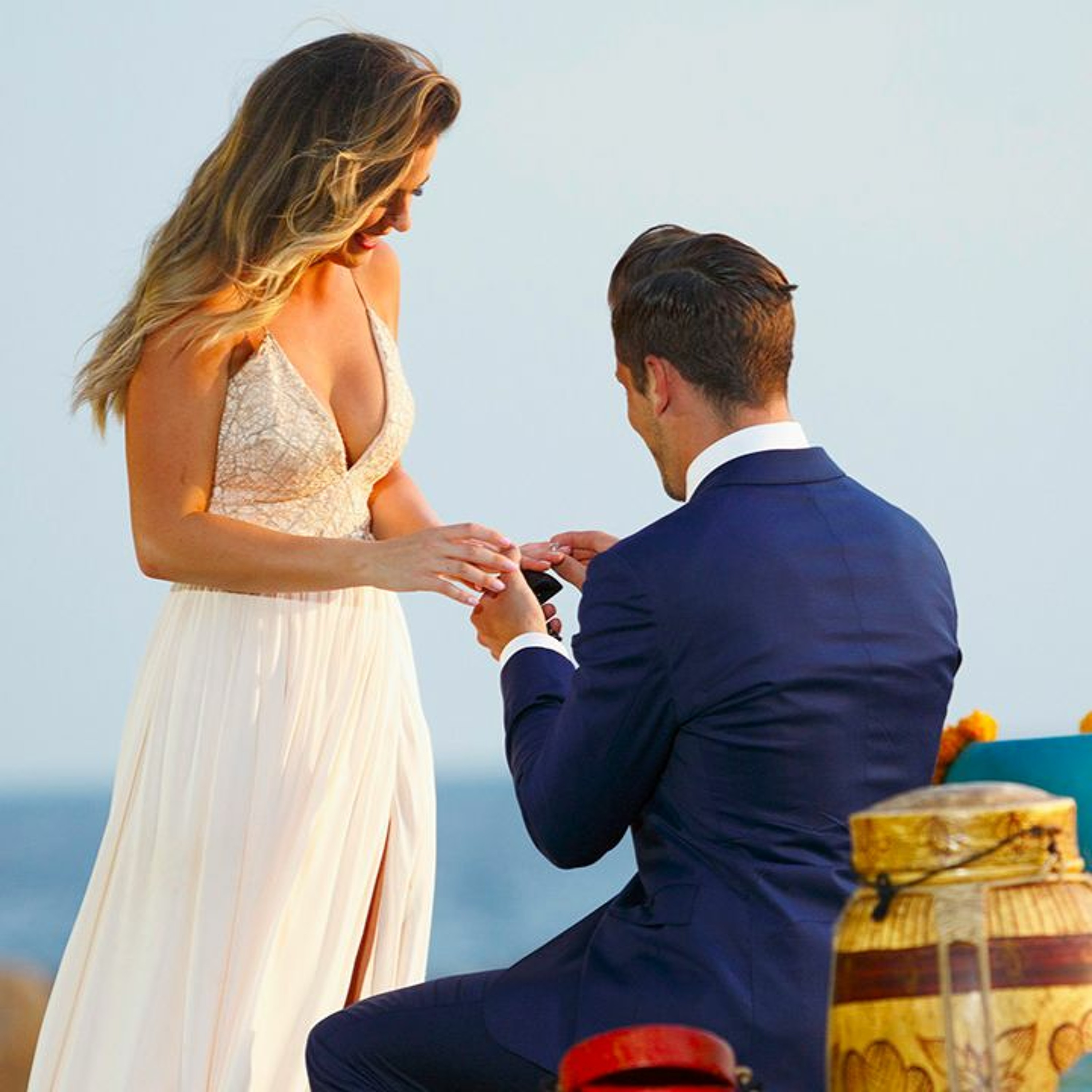 Bachelorette 12 / Episode 10: One suitor takes a knee thumbnail