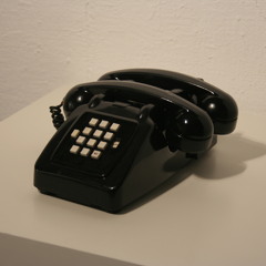 時間、人物、地點，留聲筒  The telephone with two receivers