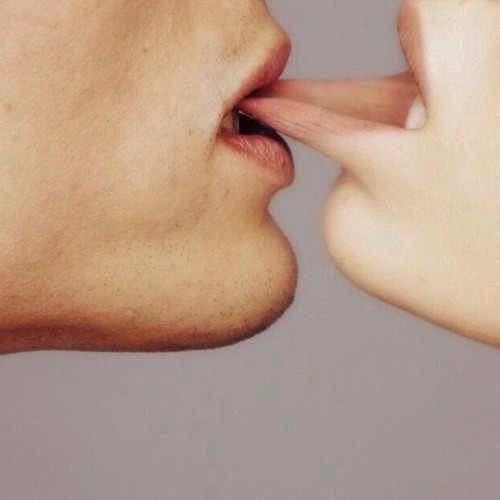 Поцелуй с языком. Укус за губу. Поцелуй в нижние губы девушки. Поцелую с кровью