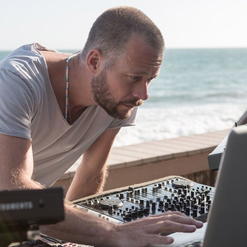 Download: Sebastian Mullaert - Windmaker (XLR8R Live Interpretation)