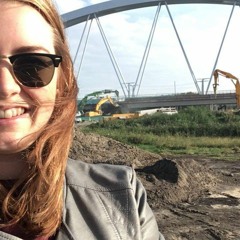 Lideke is bij de spoorbrug A1: ''Zelfs de beveiliger staat liever hier dan op Lowlands.''