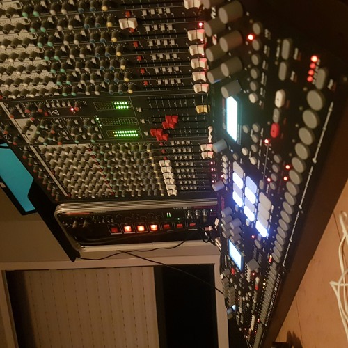 Mak.b out's (hardtek-tribe-180bpm)
