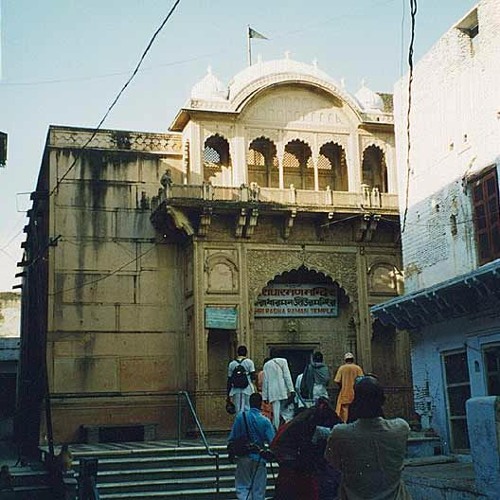Vinod Agarwal - Hare Krishna Maha Mantra (Radha Raman Temple)