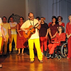 Junge Paare auf den Bänken