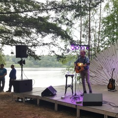 De sfeer rond een festivaloptreden van Lucky Fonz III