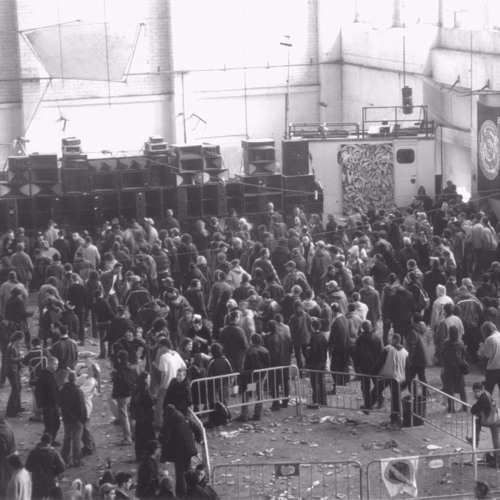 BECAUSE FLANGEЯ IS UNDAGЯOUND/LIVE MENTAL021016