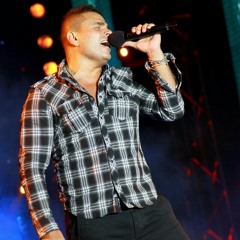 Kan Bayen Men Salamha - Amr Diab  كان باين من سلامها - عمرو دياب.mp3