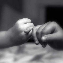 بشكل عشوائي