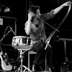 The saw has been drinking (100% scie musicale. 100% musical saw)