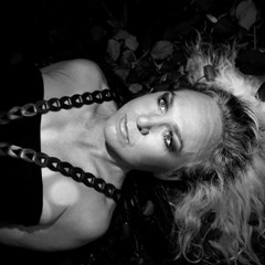 free floating - at your service - in dark - DJ Cecilia Bruun Hansen b2b DJ Clara Stjärna