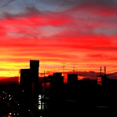 夕暮れの街と明日への想い