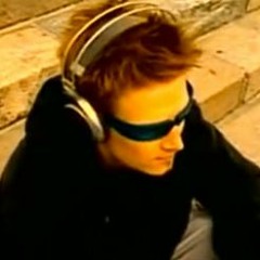 DiN MaMMa LiGGeR På PiZZa (Darude Remix)
