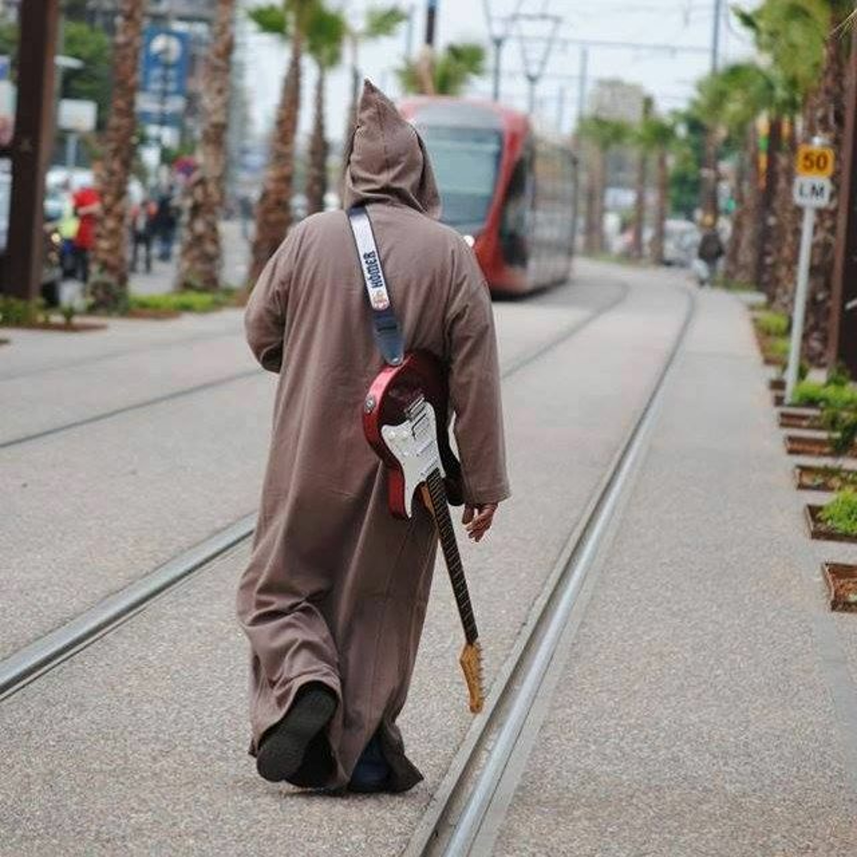 AyM