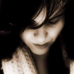 كُــنـتِ لــيــه بــتــقــربــيــه - كلمات / أمــاني عــمــارة
