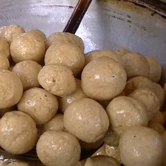 Tahu Bulat (@alfanabdurrahman on Guitar)