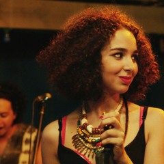 A Peine J'ouvre Les Yeux  على حلة عيني