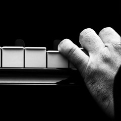 Un pianoforte e una parrucca buffa