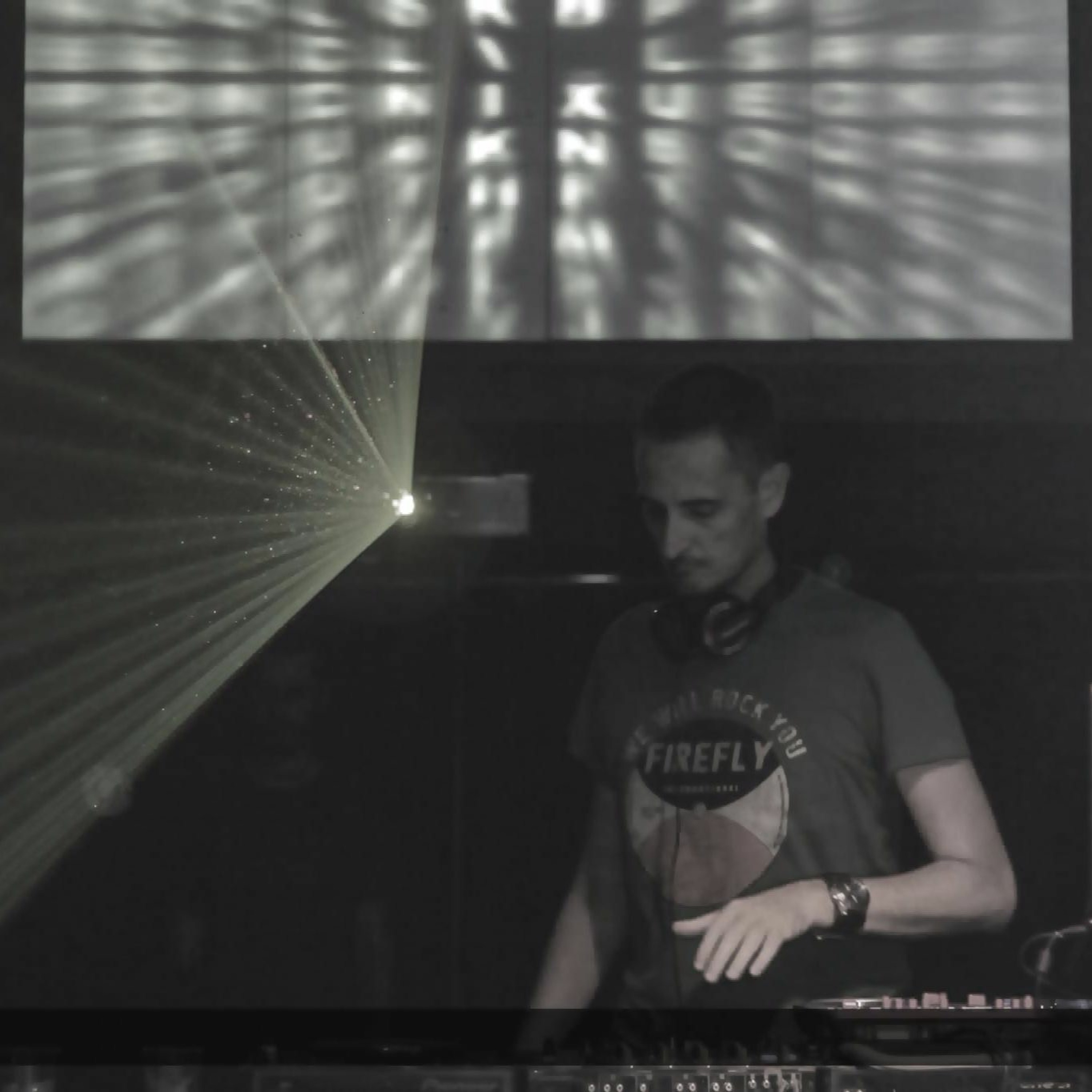 Side Liner (#downtempo) Renil Edis (#techno)