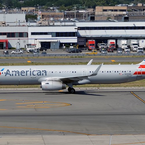 ATC Recording - American Airbus A-321 suffers lightning strike during go-around (Jan 22 2017)
