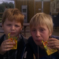 iliketoputmylegsunderthepillowwhenigotosleep