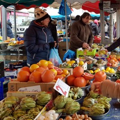 Walk through the Sunday market in stereo