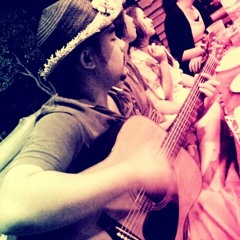 ฉันนั้นไม่ได้มีเธออยู่ข้างๆ เหมือนวันที่เราเคยเดินข้ามผ่าน