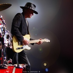 SHE DONT LOVE ME NO MORE