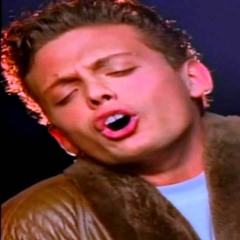 Spike cayendo al vacío con diferentes canciones de fondo playlist