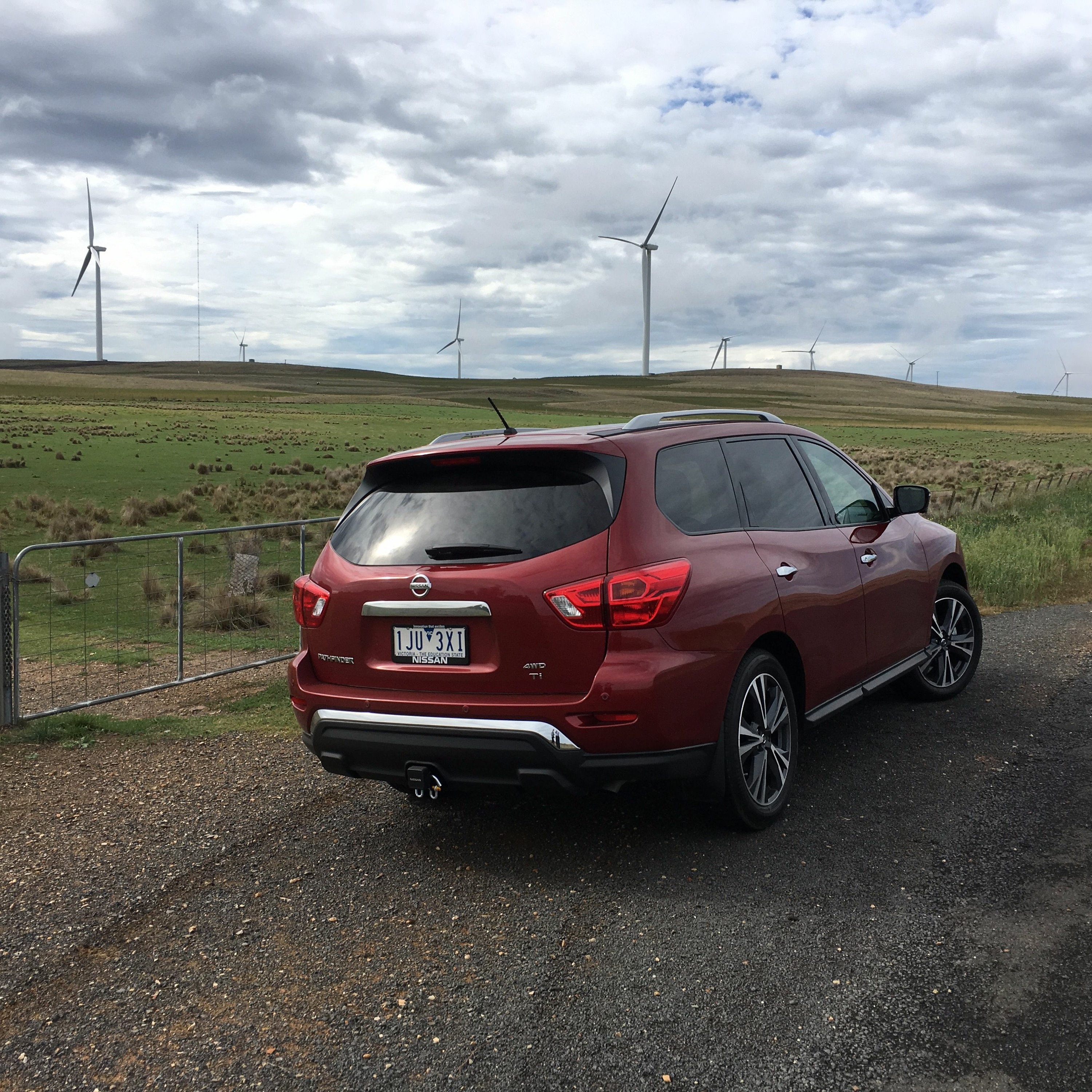 Nissan Pathfinder 2017: Overlooked in a busy market. Best for a lovely country drive with the family thumbnail
