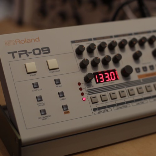 Roland TR-09 demo - typical 909 Pattern
