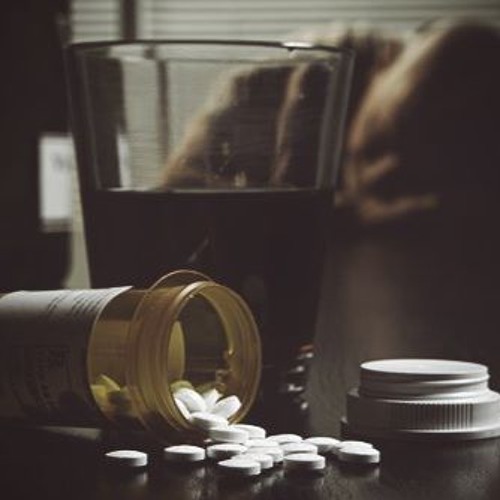 Пить без последствий. Таблетки и алкоголь на столе. Фото пиво и таблетки феназепам. Что будет если смешать снотворное с алкоголем.