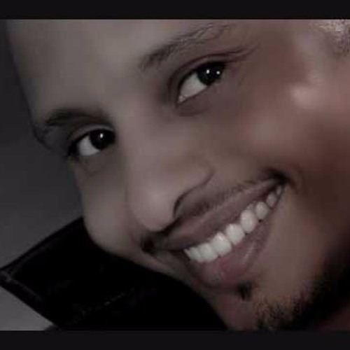 أقيس محاسنك بِمن بالعود