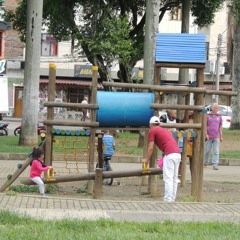 Niños pequeños jugando en el parque