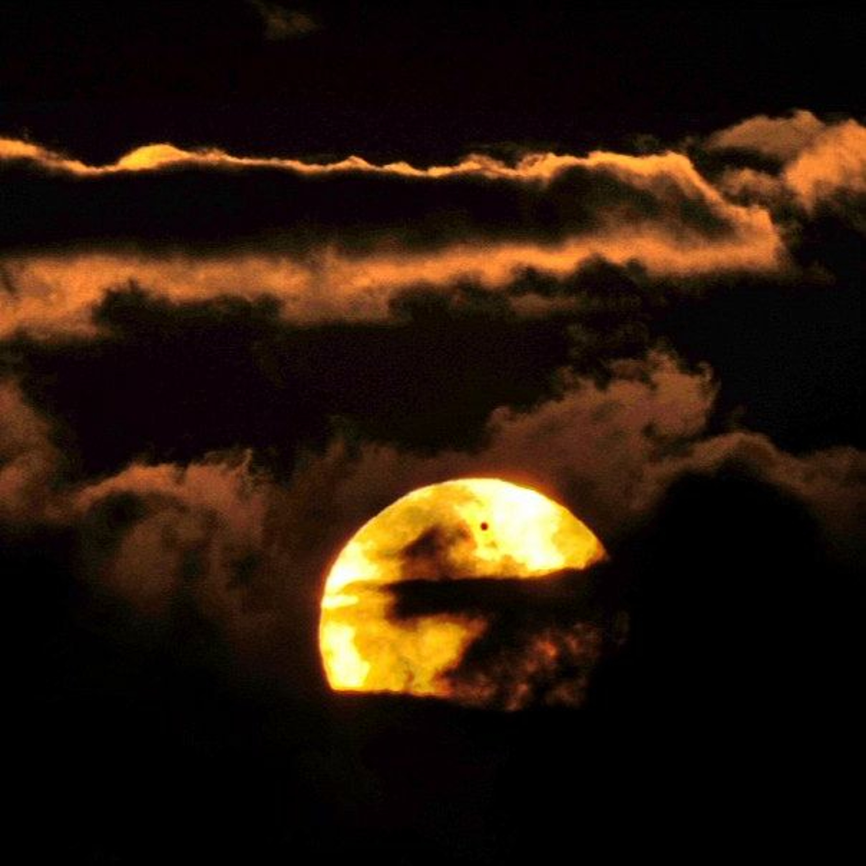Francesco Chiocci feat. Black Soda - Black Sunrise (Ramos & Young Re - Construct) thumbnail