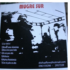 con el puño en alto