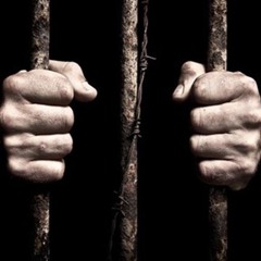 علي بوابة السجن