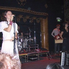 Múm - The Land Between Solar Systems (Live 8/2/2002)