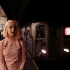 私は彼女の笑顔を見る