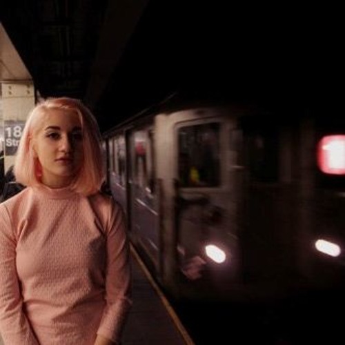 私は彼女の笑顔を見る