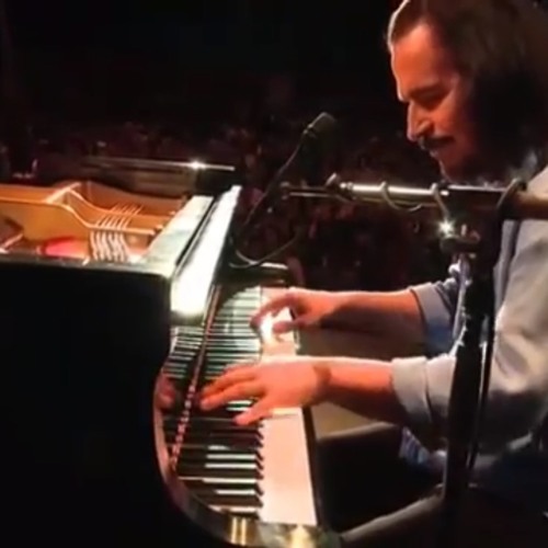 ياني يعزف لسوريا