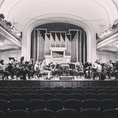 THE REFUGEE ORCHESTRA muedzinui, fortepijonui ir simfoniniam orkestrui / 2017