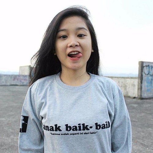 StandHereAlone-WanitaMasihbanyak