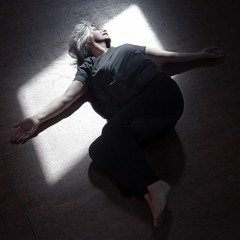 Beine überkreuz  Brustkorb und Bauch erweitern