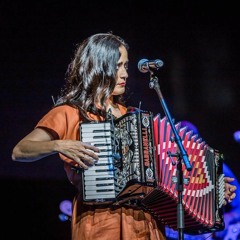 Julieta Venegas convida público para show em Porto Alegre
