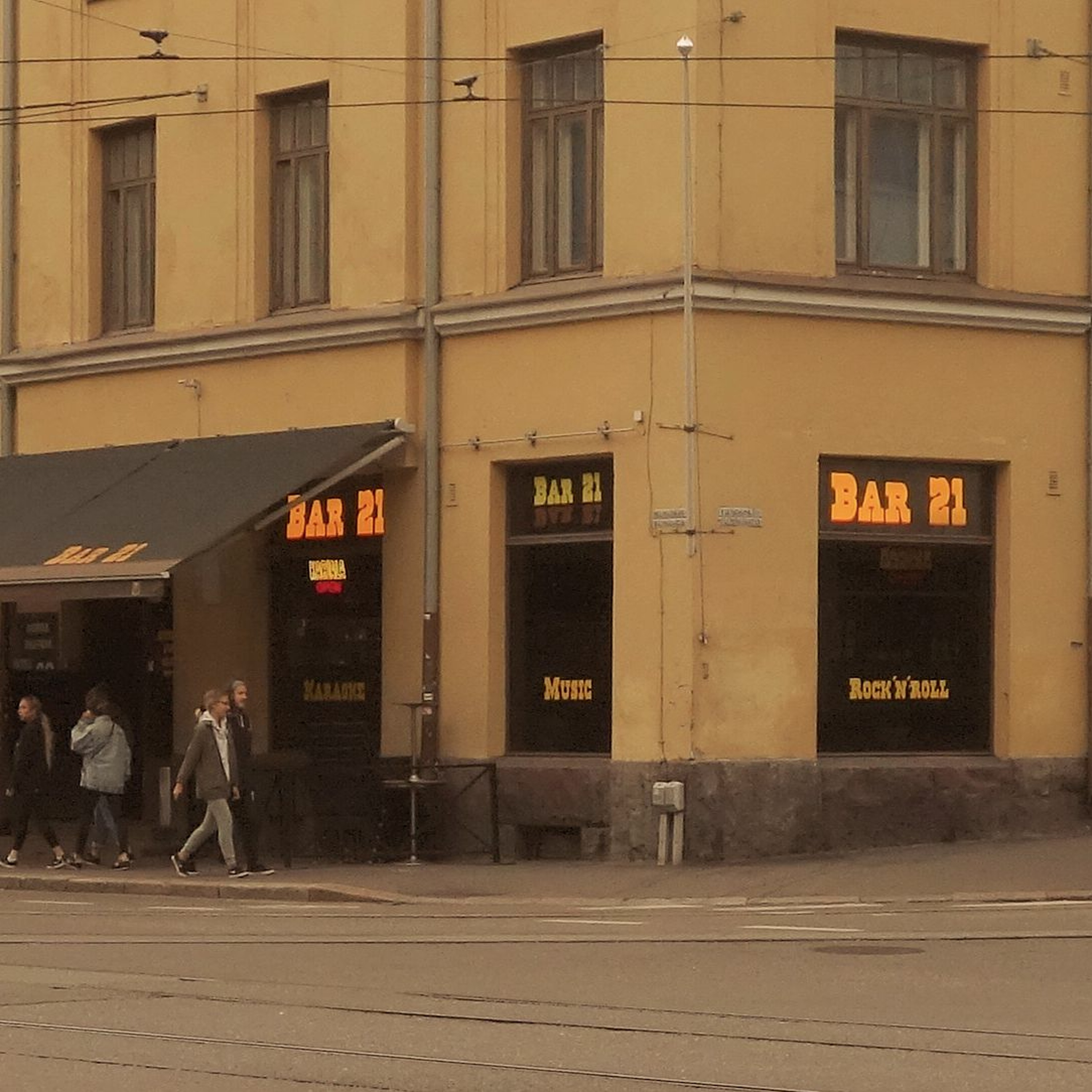 BAR 21 JA PELON VARJO: Jätenauhaa ja suoraa puhetta 21.7.2017 - Helsingin Lähiradio 100,3 MHz. episode artwork