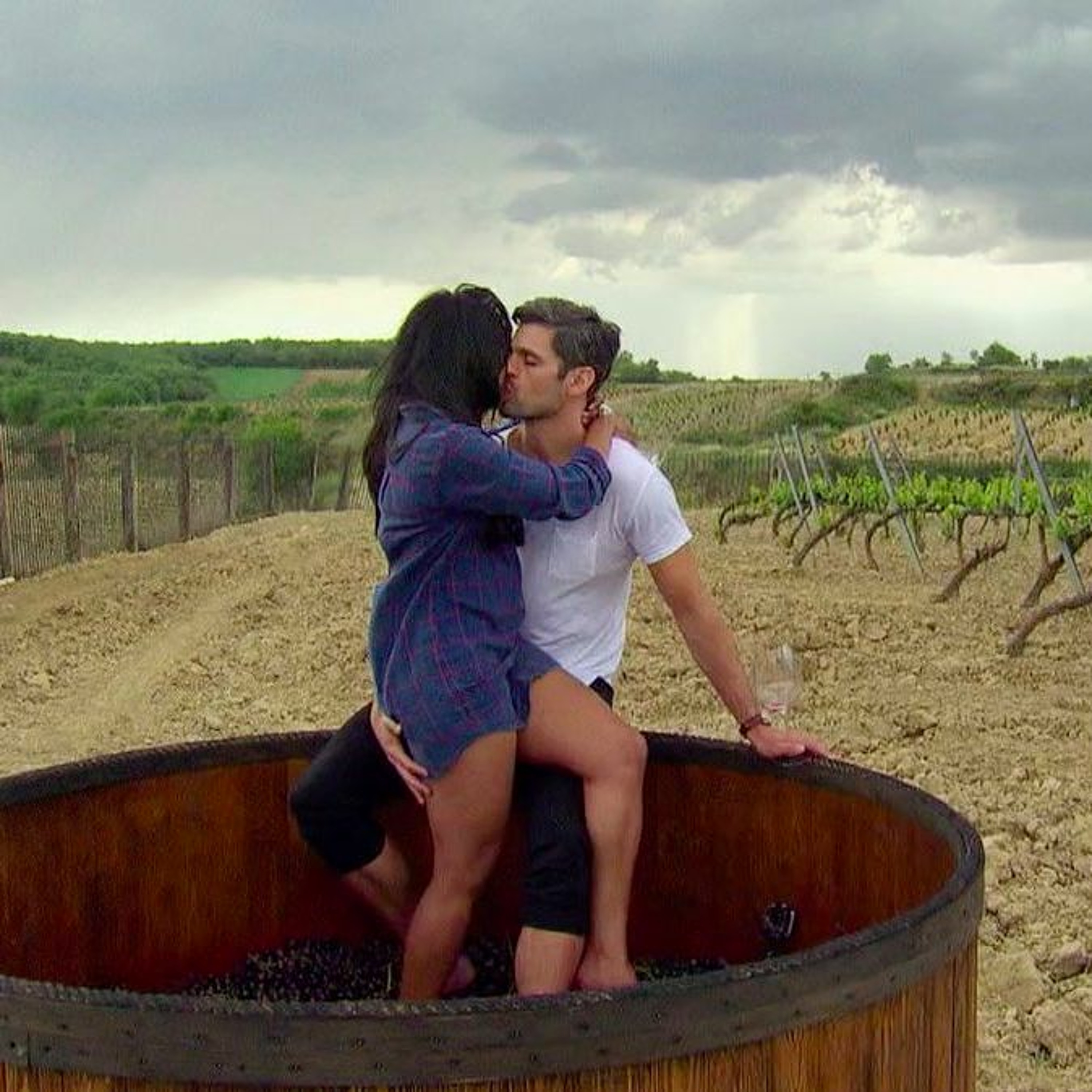 Bachelorette 13 / Episode 6 - Relatives, Reservations & Rioja thumbnail