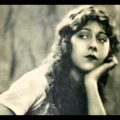 Nermine Memedova -- Evlerinin Önü Yonca