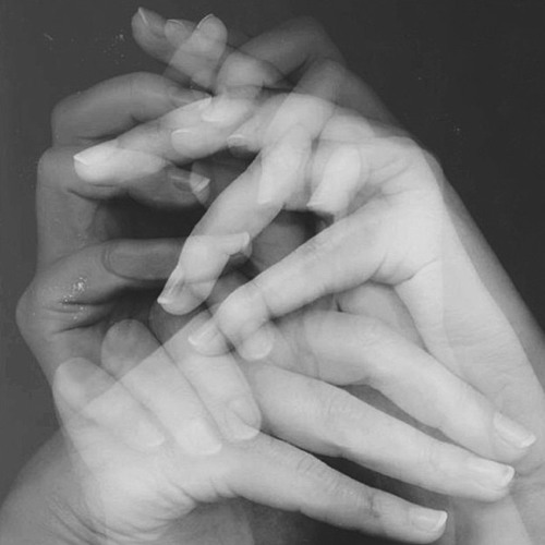 مُدِّي يَديكِ بِداخِلي ، وتَحسَّسي قلبي .. لَعلِّي أطمَئنْ